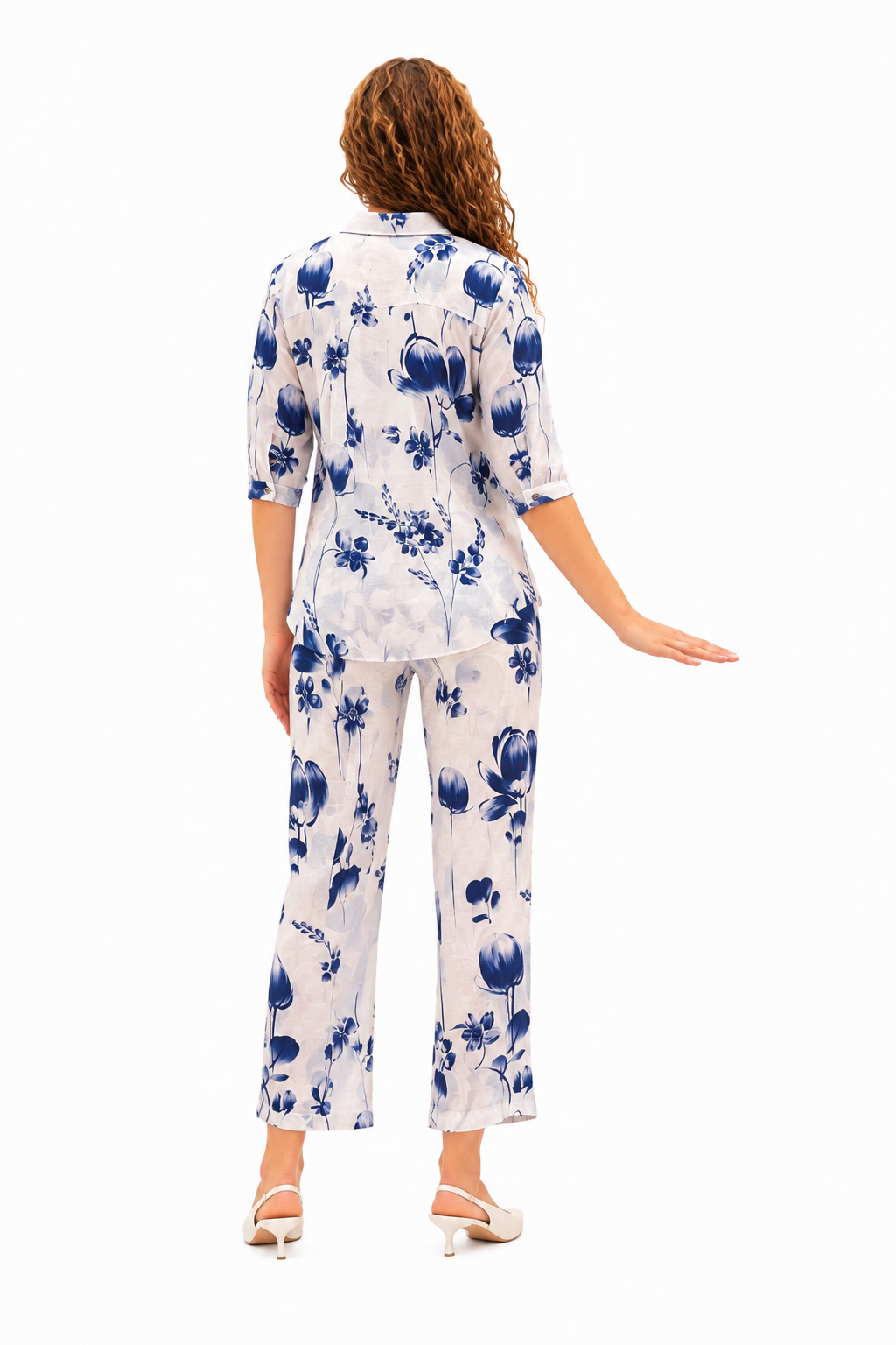 Mesmerro Porcelain Blue Tulip Floral Printed Women’s Co-Ord Set with Collared 3/4 Sleeve Top & Straight-Fit Pants