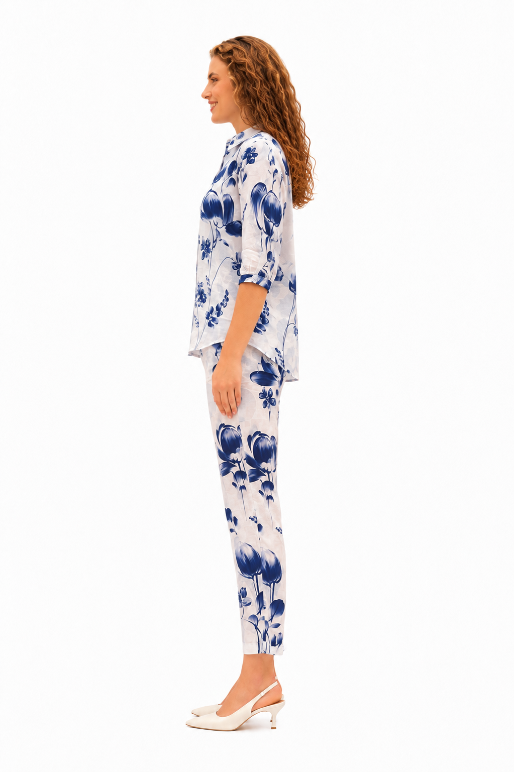 Mesmerro Porcelain Blue Tulip Floral Printed Women’s Co-Ord Set with Collared 3/4 Sleeve Top & Straight-Fit Pants